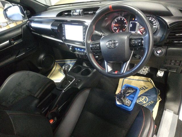 2023 Toyota Hilux Z GR Sport 4WD auction photo 3