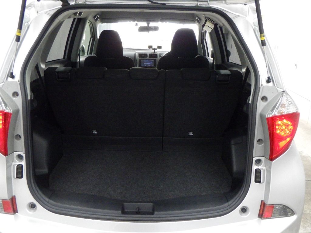 2012 Toyota Ractis 4WD X auction photo 8