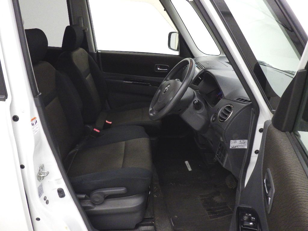 2010 Nissan Roox 4WD ハイウェイスター auction photo 6