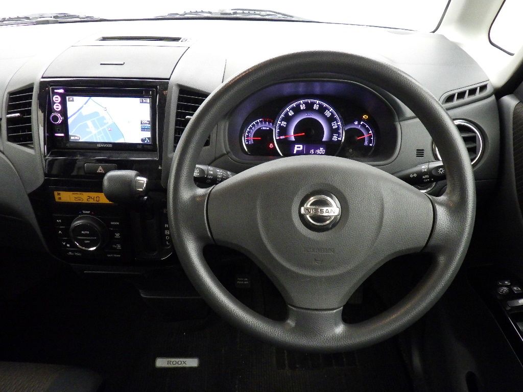 2010 Nissan Roox 4WD ハイウェイスター auction photo 3