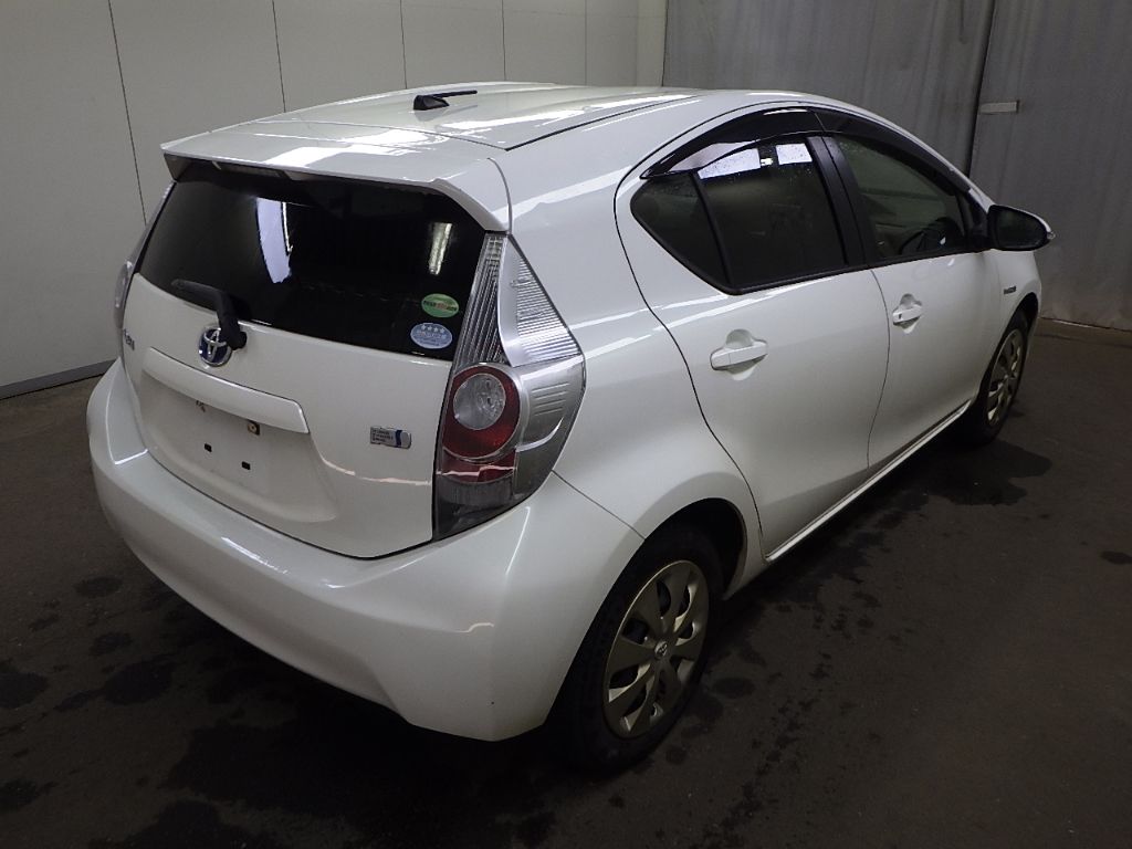 2014 Toyota Aqua S auction photo 2