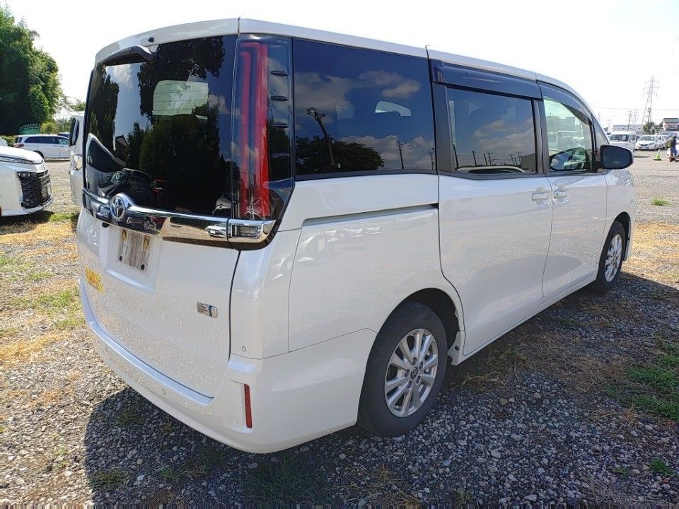 2021 Toyota Noah auction photo 2