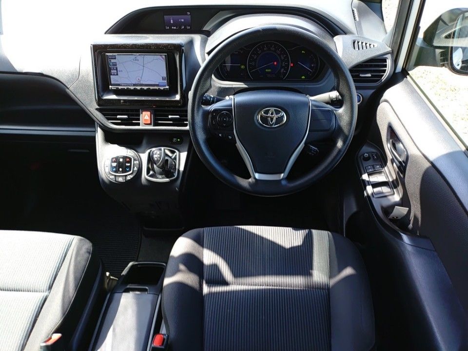 2021 Toyota Noah auction photo 3