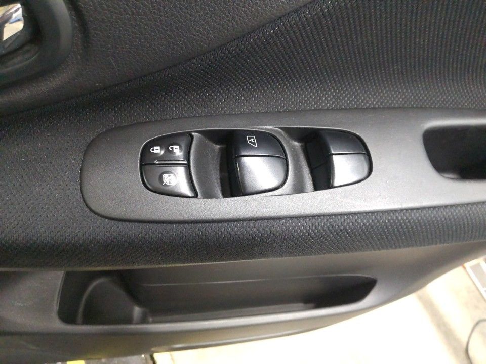2014 Nissan Serena auction photo 14
