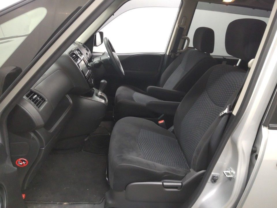 2014 Nissan Serena auction photo 16