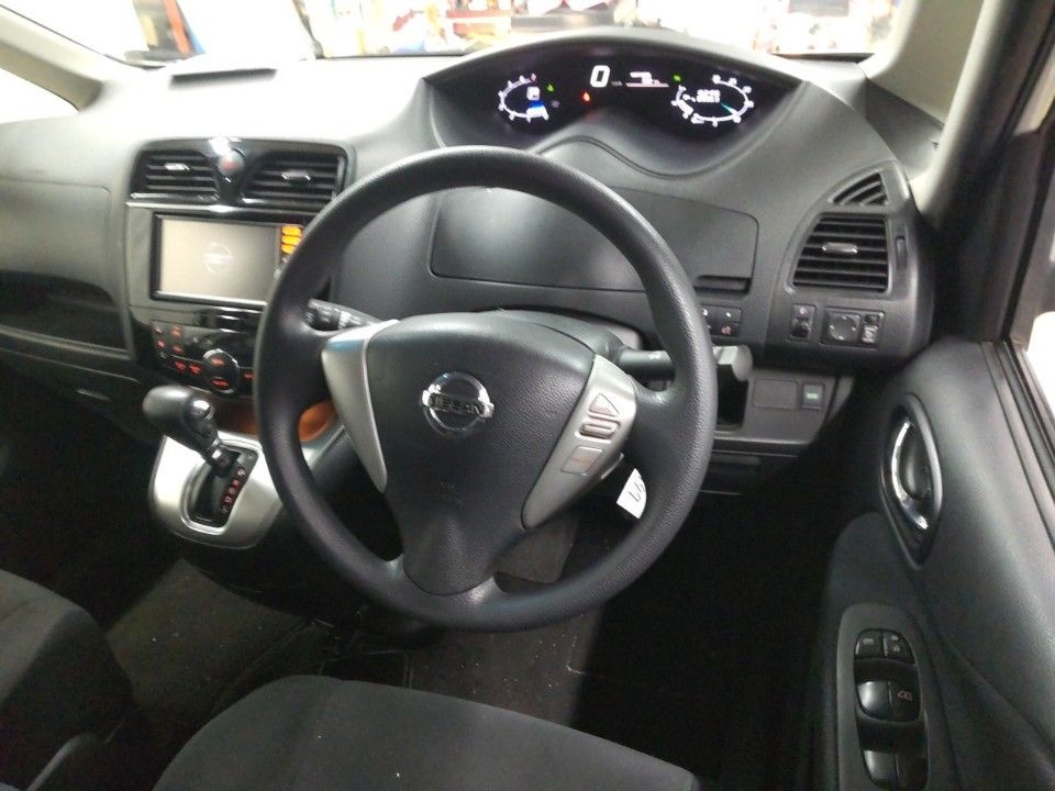 2014 Nissan Serena auction photo 3