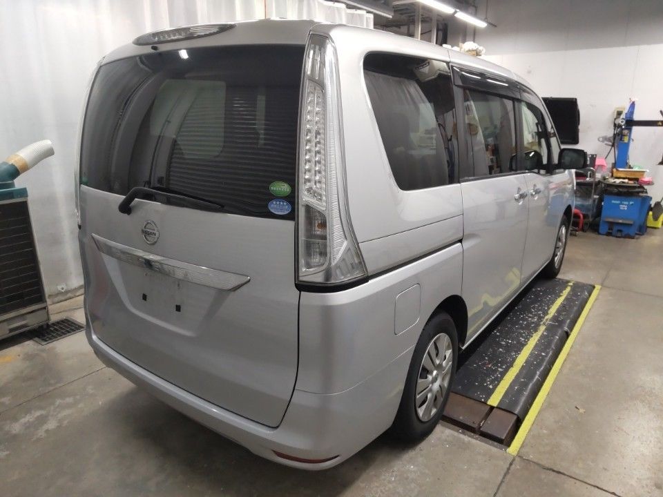 2014 Nissan Serena auction photo 2