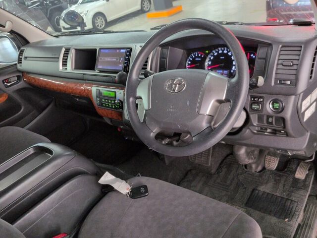 2015 Toyota Hiace GL 4WD auction photo 3