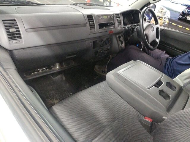 2005 Toyota Hiace ロングDX auction photo 6