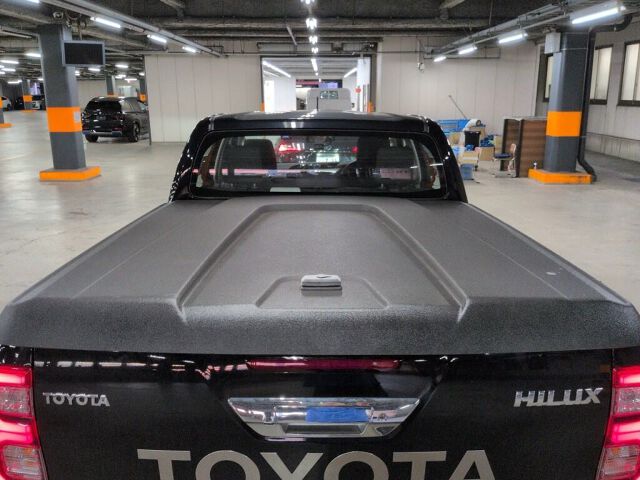 2023 Toyota Hilux Z 4WD auction photo 3
