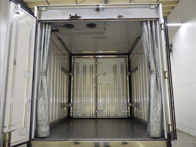 2021 Isuzu Elf Refrigerated and frozen trucks auction photo 4
