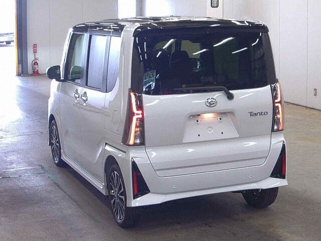 2025 Daihatsu Tanto Custom RS auction photo 2
