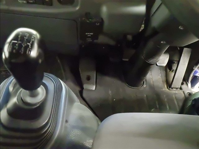 2010 Isuzu Forward タンク車 auction photo 7