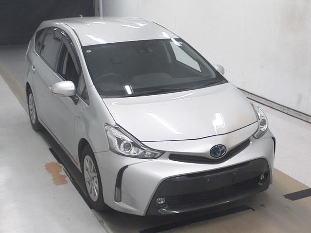 2020 Toyota Prius Alpha S Japan auction vehicle