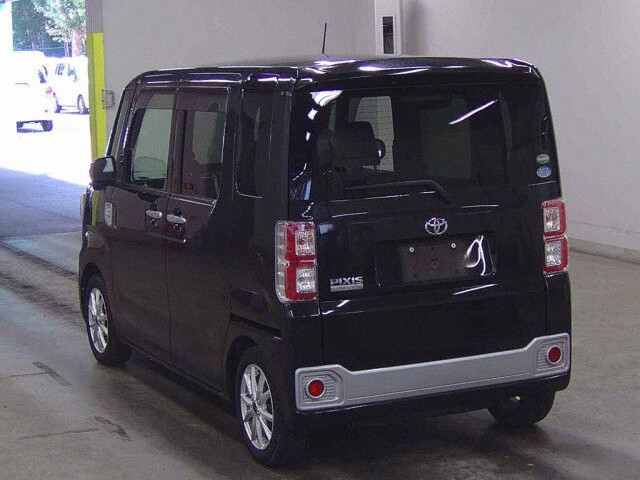 2015 Toyota ピクシスメガ D auction photo 2