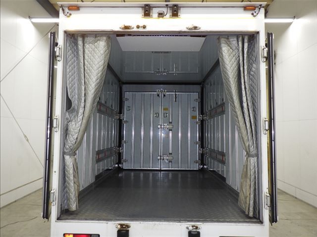 2018 Isuzu Elf 冷蔵・冷凍車 auction photo 4