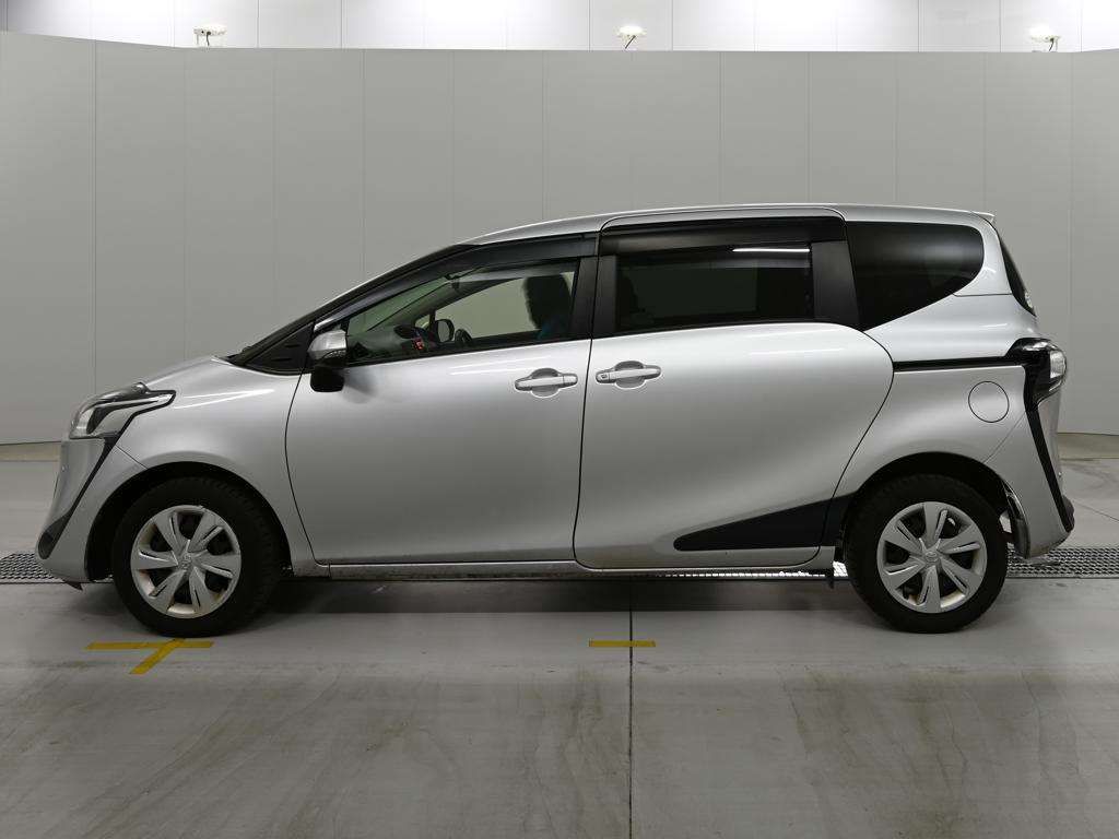 2022 Toyota Sienta X 4WD auction photo 4
