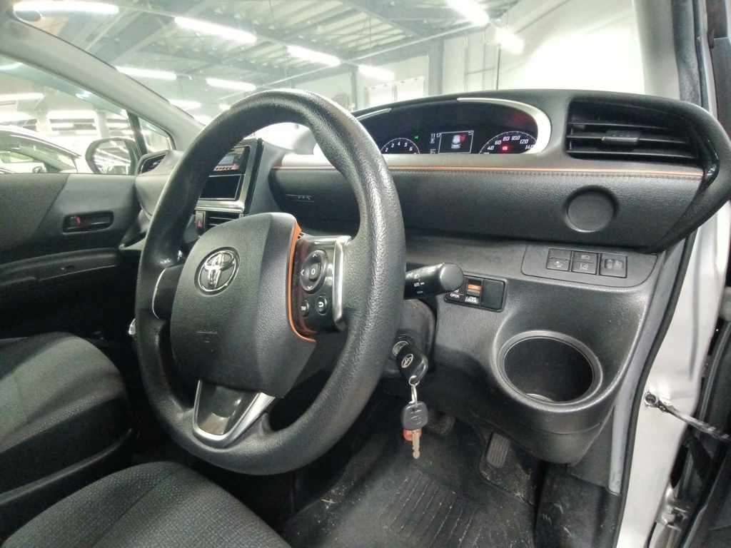 2022 Toyota Sienta X 4WD auction photo 9