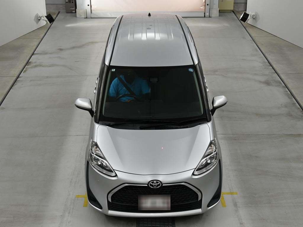 2022 Toyota Sienta X 4WD auction photo 7