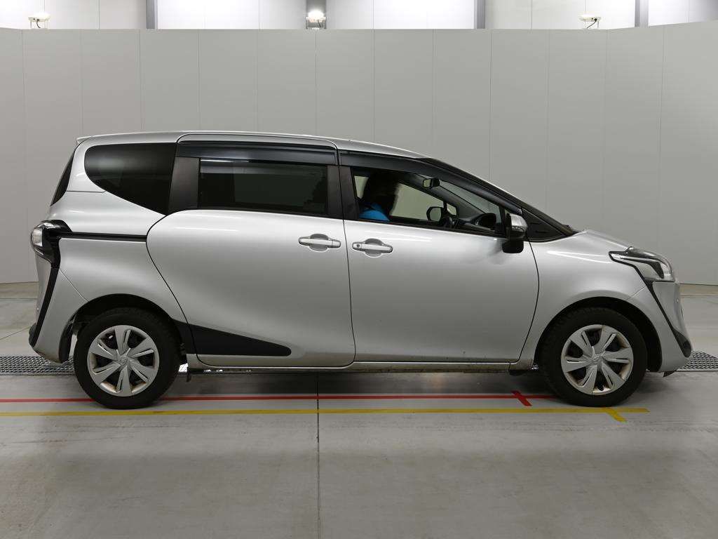 2022 Toyota Sienta X 4WD auction photo 3
