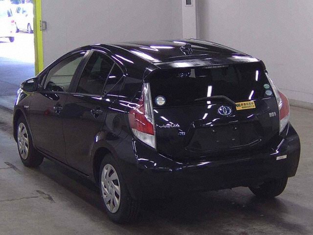 2015 Toyota Aqua S auction photo 2
