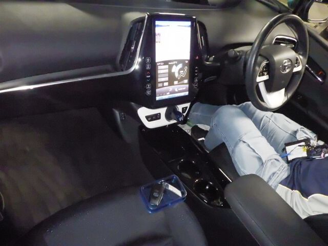 2017 Toyota Prius PHEV S Navi Package auction photo 3