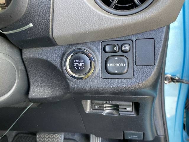 2015 Toyota Vitz F auction photo 5