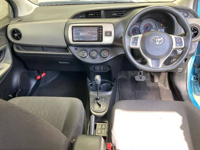 2015 Toyota Vitz F auction photo 4