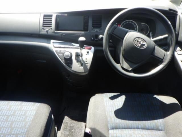 2014 Toyota Isis プラタナ 4WD auction photo 3