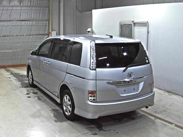 2014 Toyota Isis プラタナ 4WD auction photo 2