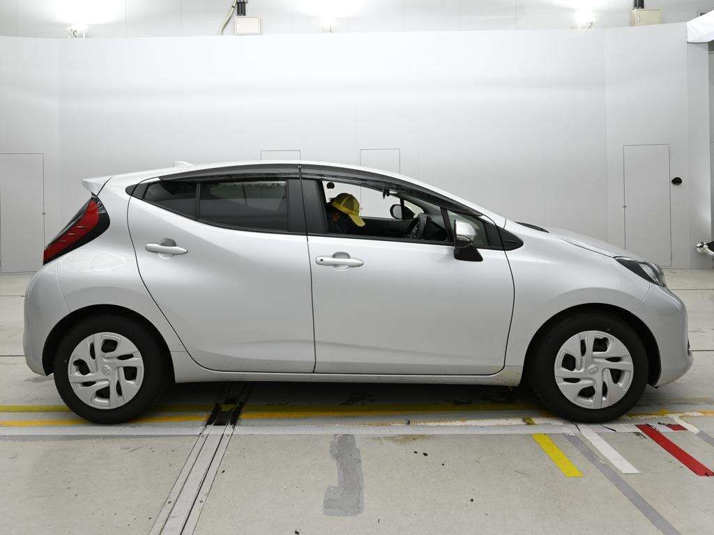 2022 Toyota Aqua X auction photo 3
