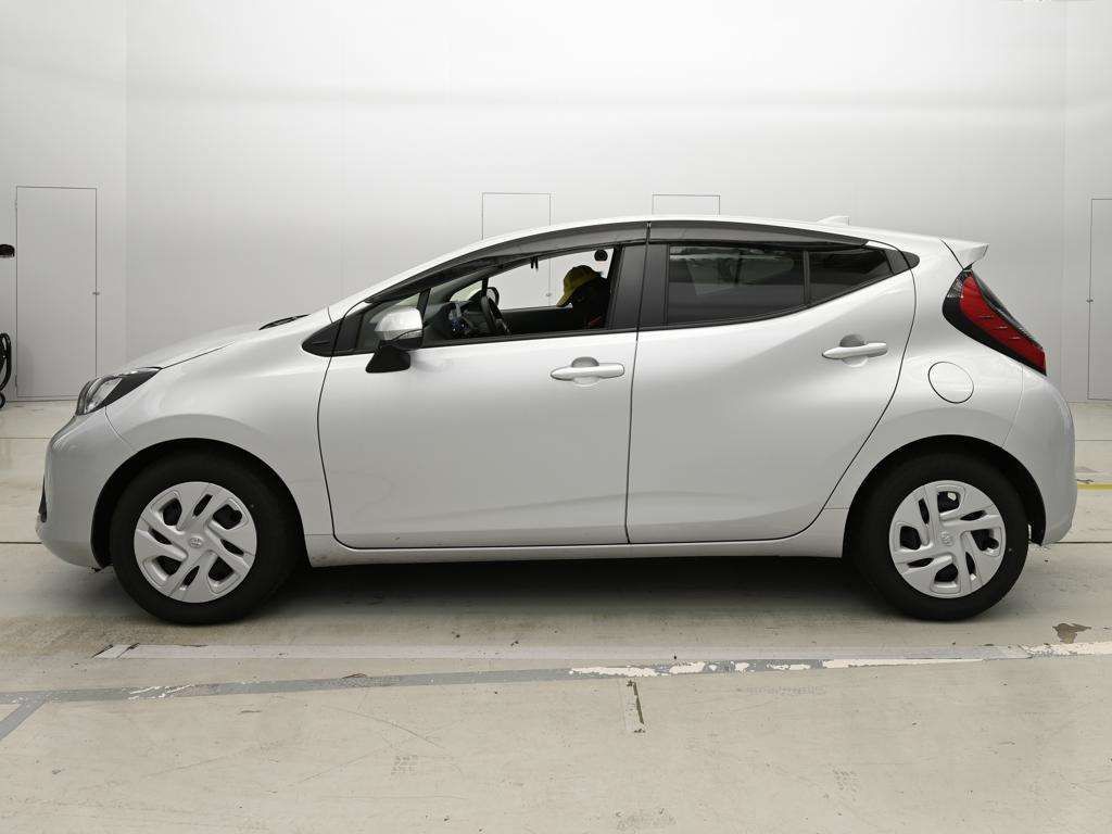 2022 Toyota Aqua X auction photo 4