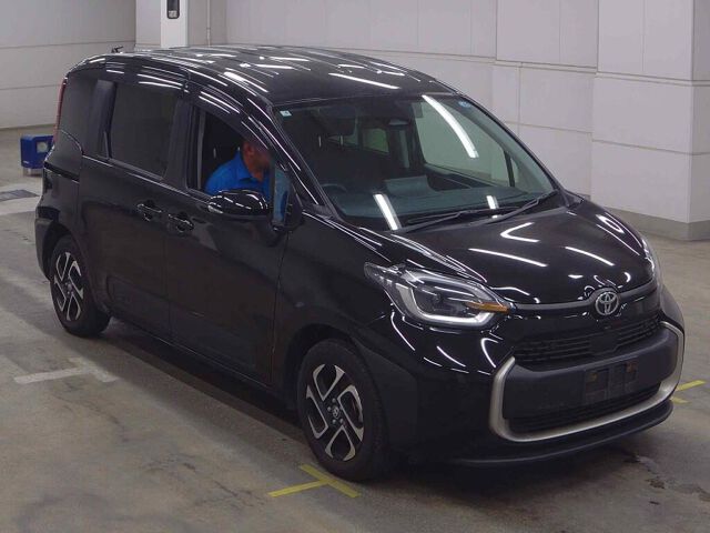 Japan Auction Vehicles 8 2023 Toyota Sienta ハイブリッドZ 4WD auction photo