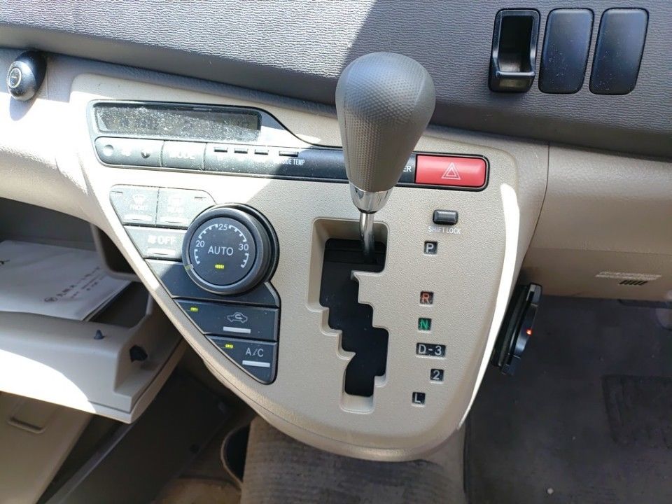 2005 Toyota Isis auction photo 12