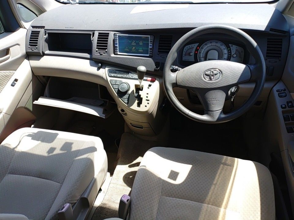 2005 Toyota Isis auction photo 16