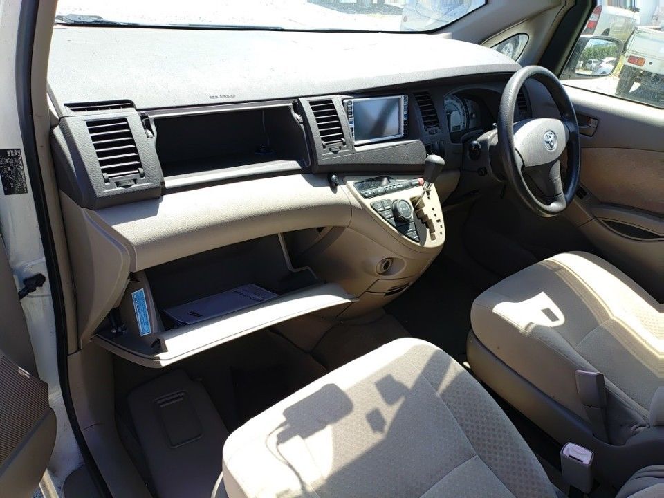 2005 Toyota Isis auction photo 3