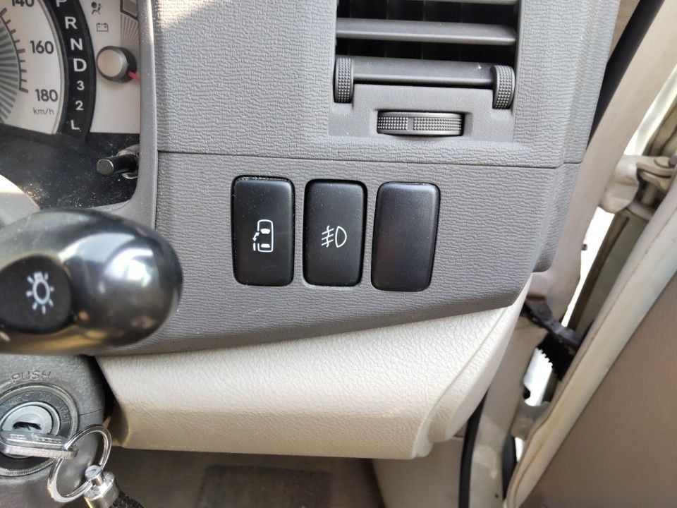 2005 Toyota Isis auction photo 17