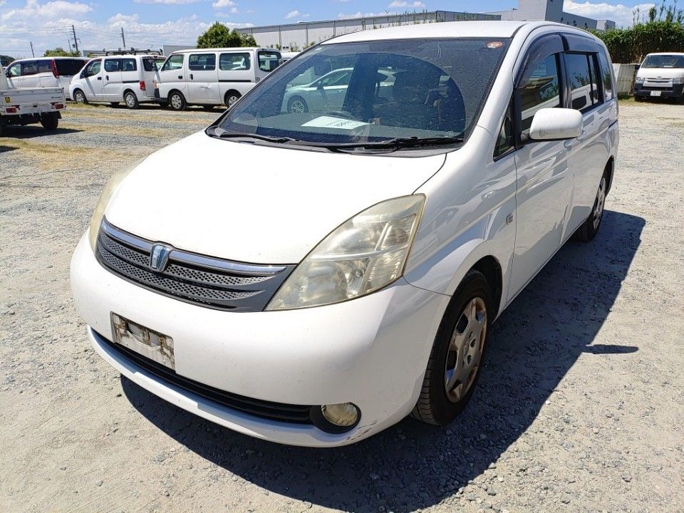 Japan Auction Vehicles 42 2005 Toyota Isis auction photo