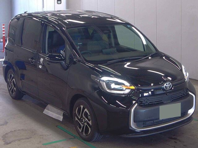 Japan Auction Vehicles 8 2026 Toyota Sienta ハイブリッドZ auction photo