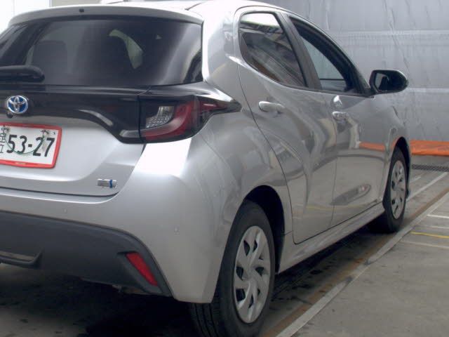 2021 Toyota Yaris ハイブリッドX auction photo 5