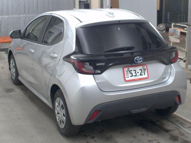 2021 Toyota Yaris ハイブリッドX auction photo 2