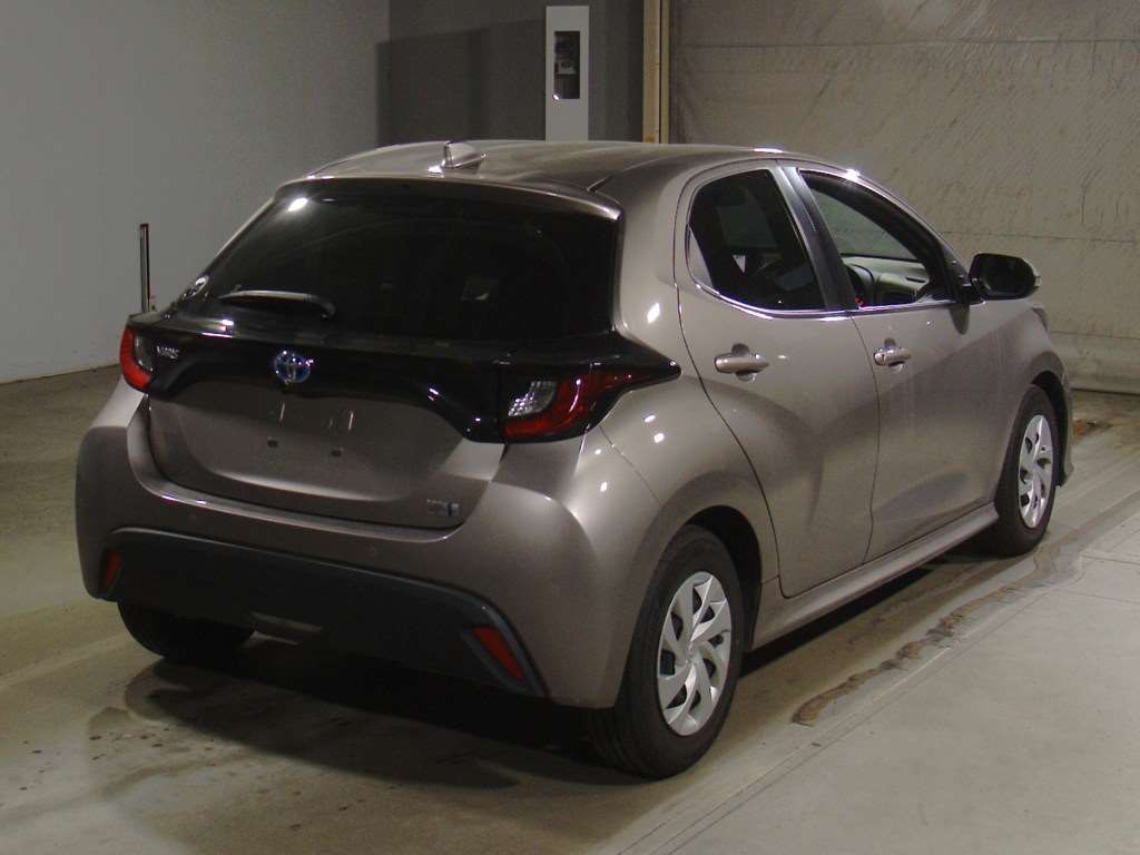 2021 Toyota Yaris ハイブリッドX auction photo 2
