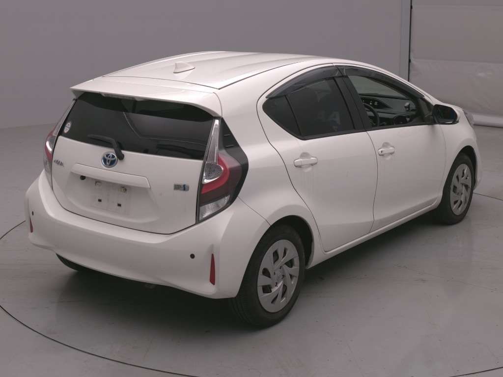 2021 Toyota Aqua S auction photo 2