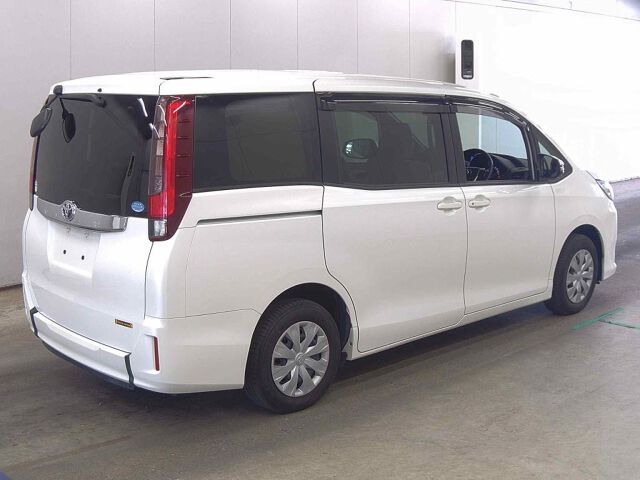 2017 Toyota Noah auction photo 5