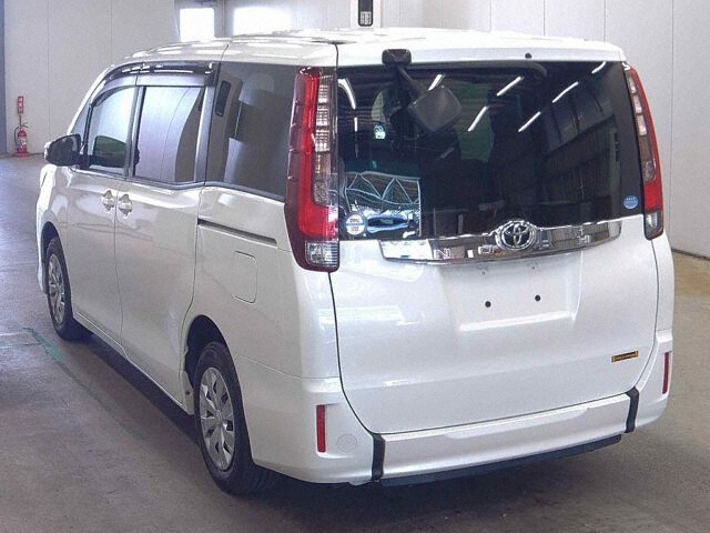 2017 Toyota Noah auction photo 2