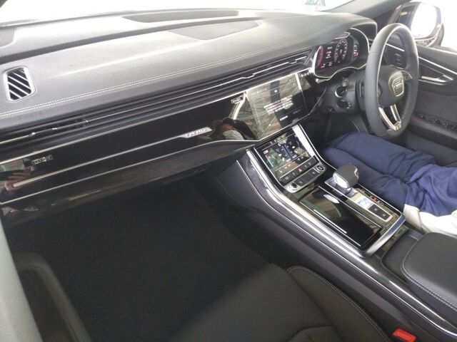2025 Audi Q8 ブロンズエディション 4WD auction photo 3