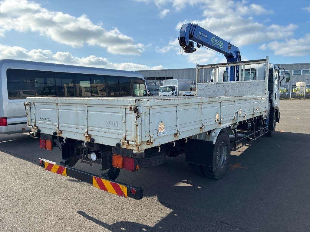 2014 Isuzu Forward Crane included auction photo 2