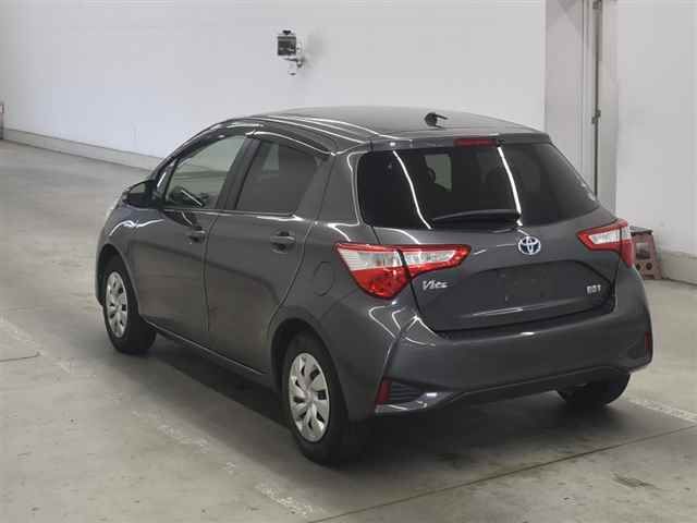 2017 Toyota Vitz ハイブリッドF auction photo 2