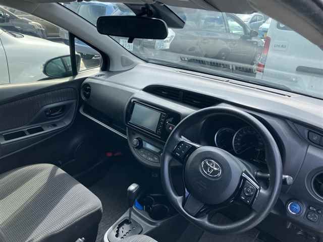 2017 Toyota Vitz ハイブリッドF auction photo 3