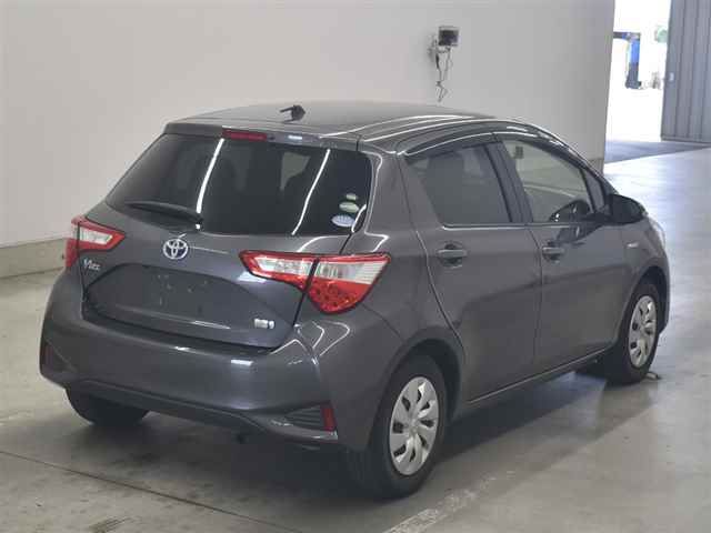 2017 Toyota Vitz ハイブリッドF auction photo 5